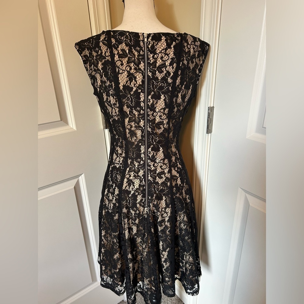 Elegant Black Lace high neck sleeveless Dress - Picture 4 of 6